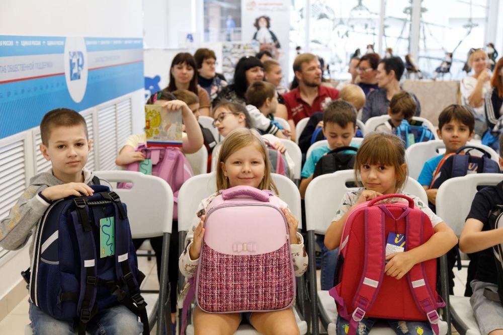 Готовимся к школе: первые подарки для ребят-беженцев
